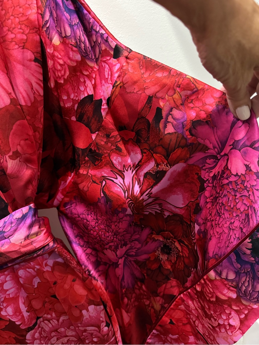 Natori (Josie Natori) Red and Pink Floral Silk Kimono Robe with Belt - Picture 5 of 6